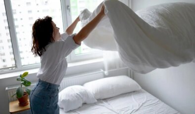 Astım ve alerjiyi tetikleyebilir: Yatakların neden en az bir saat havalandırılması gerekiyor?