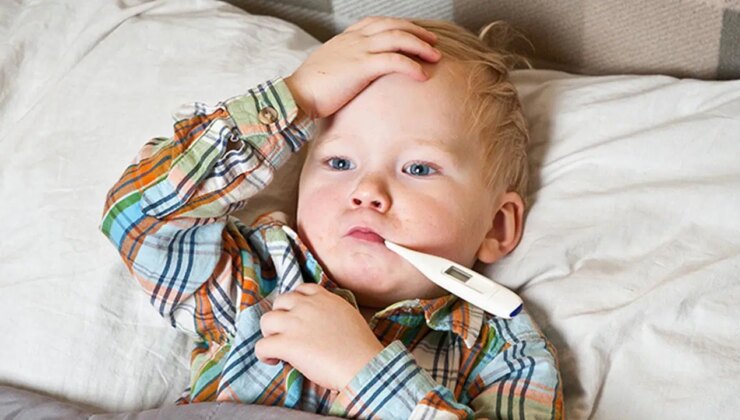 Ateşli çocuğa kalın giysiler giydirmek iyileşme sürecini olumsuz etkiliyor