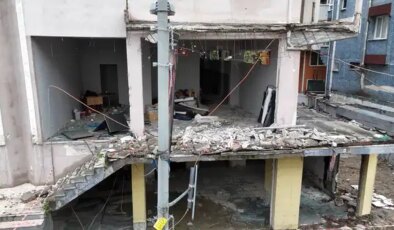 Avcılar’da tahliye edilen binanın balkonu çöktü