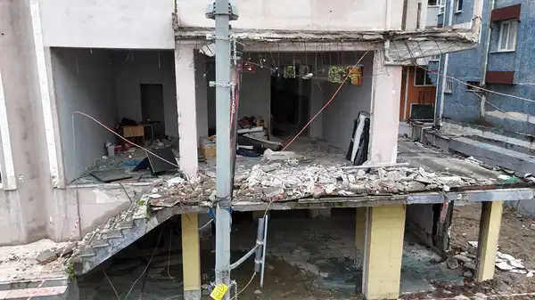 Avcılar’da tahliye edilen binanın balkonu çöktü