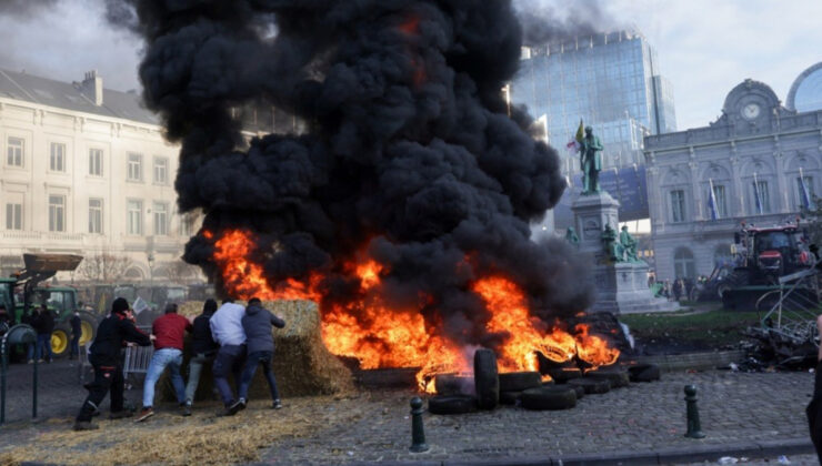 Avrupalı çiftçiler, Brüksel’i traktörlerle kilitledi