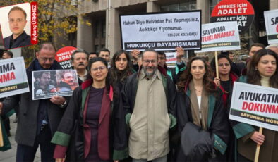 Avukatlar adliyenin önünde ‘savunma nöbeti’ tuttu: ‘Adliyeler iktidar oyuncağı değildir’
