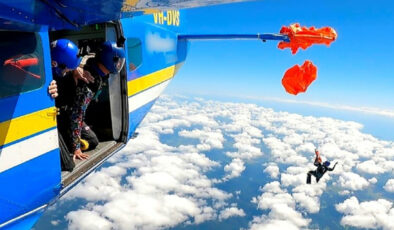 Avustralya’da paraşütü uçağın kuyruğuna takılan adam gökte asılı kaldı