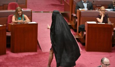 Avustralya’da protesto amaçlı burka giyen Senatör, ceza aldı