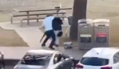 Avustralya’daki silahlı saldırganı etkisiz hale getiren sivil saniye saniye kamerada