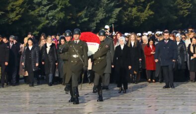 Bakan Göktaş, kadınlarla Anıtkabir’i ziyaret etti