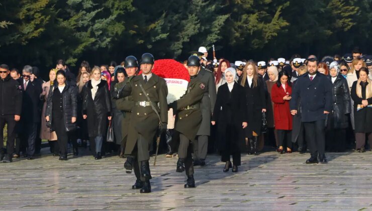 Bakan Göktaş, kadınlarla Anıtkabir’i ziyaret etti