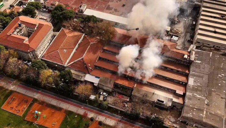 Bakırköy’de fabrika yangınında yükselen dumanlar kilometrelerce uzaktan görüldü