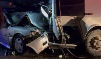 Balıkesir’de işçi servisi ile otomobil çarpıştı: 1 ölü, 13 yaralı