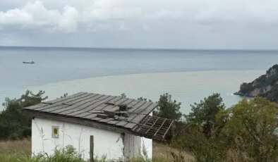 Bartın Irmağı’nın döküldüğü noktada endişelendiren görüntü: Denizin rengi kahverengiye döndü