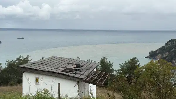 Bartın Irmağı’nın döküldüğü noktada endişelendiren görüntü: Denizin rengi kahverengiye döndü