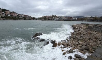 Bartın’da fırtına: Dalga boyu 3 metreye ulaştı!