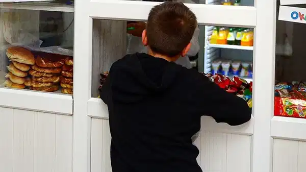 Başakşehir’de 30 öğrenci hastanelik oldu: Kantinci çift gözaltında!