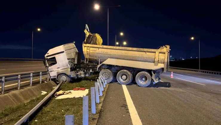 Başakşehir’de hafriyat kamyonu bariyere girdi: 1 ağır yaralı