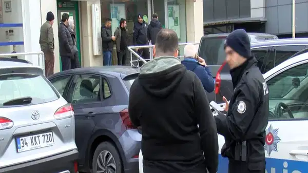 Başakşehir’de hareketli anlar: Bankadan para çeken kişinin çantasını almak istediler!