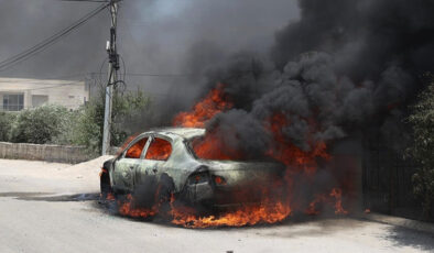 Batı Şeria’da toprakları gasbeden İsrailliler, araçları ateşe verdi