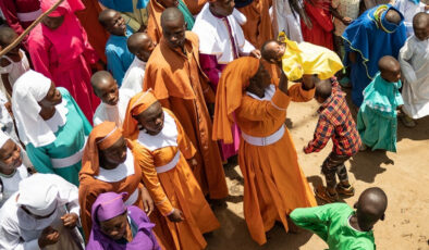 Bebekleri havaya fırlatma ritüeli: Nedenine bakın…