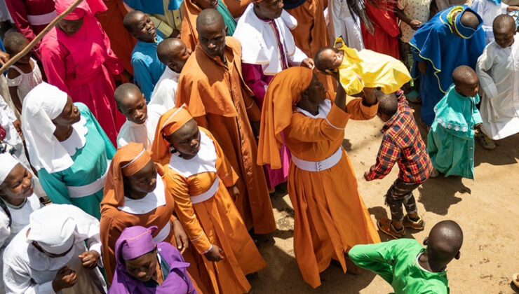 Bebekleri havaya fırlatma ritüeli: Nedenine bakın…