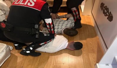 Beşiktaş’ta otel odasına baskın: Yatağın altından 3 silah ve onlarca mermi çıktı