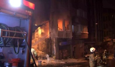 Beyoğlu’nda 4 katlı binada yangın çıktı: Bina sakini 2 kişi çatıya sığındı