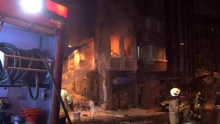 Beyoğlu’nda 4 katlı binada yangın çıktı: Bina sakini 2 kişi çatıya sığındı