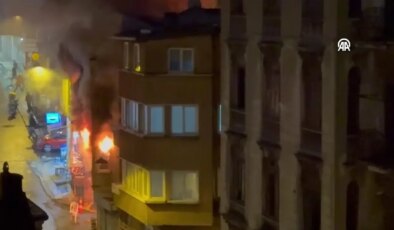 Beyoğlu’nda apartman yangını: 2 kişi dumandan etkilendi