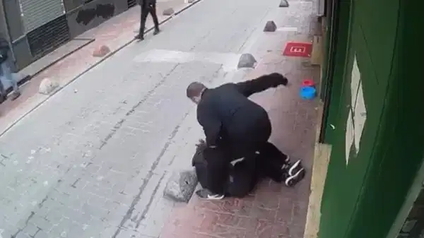 Beyoğlu’nda güvenlik görevlisi kendisine küfreden kişiyi darbetti: ‘Adam dövdüm’ diyerek teslim oldu