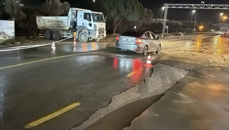 Bodrum’da ana su isale hattı patladı, asfalt çöktü