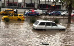 Bodrum’da sağanak: Cadde sokaklar göle döndü, araçlar yolda kaldı!