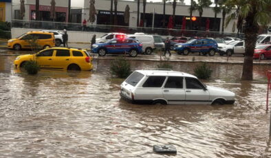 Bodrum’da sağanak: Cadde sokaklar göle döndü, araçlar yolda kaldı!