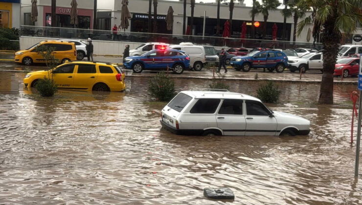 Bodrum’da sağanak: Cadde sokaklar göle döndü, araçlar yolda kaldı!