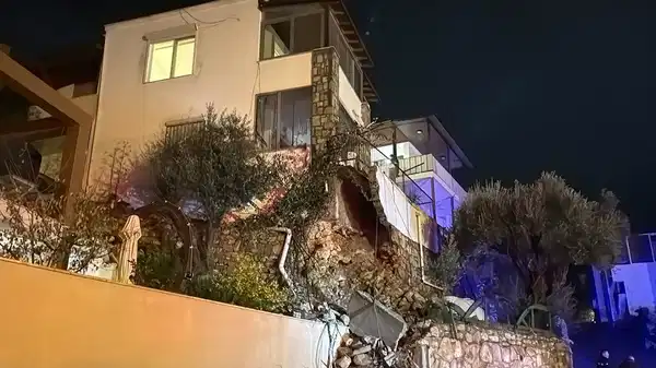 Bodrum’da sağanak yağış hayatı olumsuz etkiledi: Yollar göle döndü, bir evin istinat duvarı çöktü!