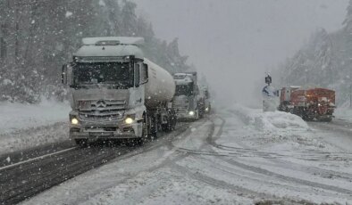 Bolu Dağı geçişinde yoğun kar yağışı ve tipi etkili oluyor