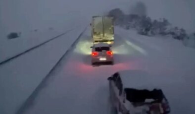 Bolu Dağı’nda kar yağışı nedeniyle ağır tonajlı araçların geçişine izin verilmiyor