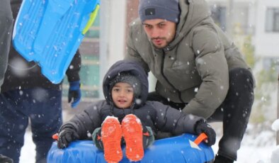 Bolu’da kar yağışının tadını çocuklar çıkardı: Parklar kayak pistine döndü