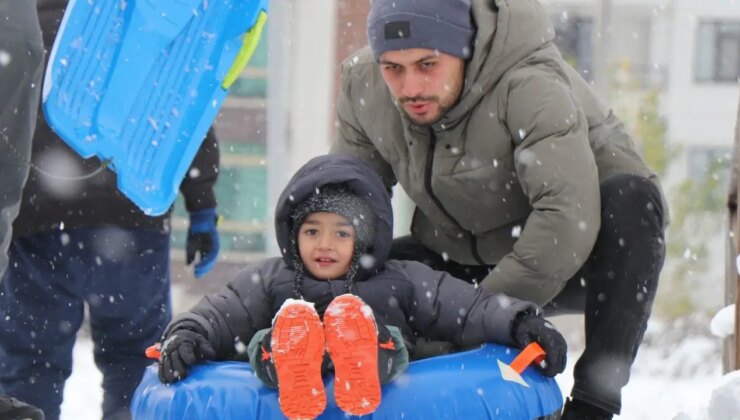 Bolu’da kar yağışının tadını çocuklar çıkardı: Parklar kayak pistine döndü