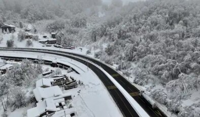 Bolu’da yoğun kar yağışı kar kalınlığı yarım metreye ulaştı