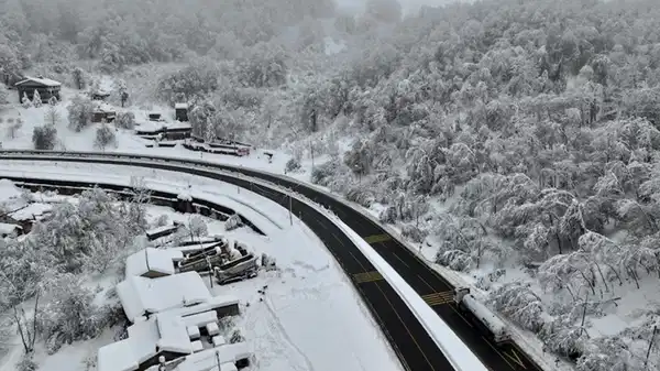 Bolu’da yoğun kar yağışı kar kalınlığı yarım metreye ulaştı
