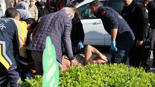 Boşanma davasından çıkıp eşini sırtından bıçakladı