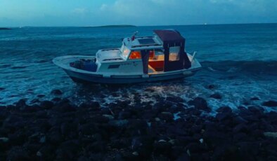 Bozcaada açıklarında tekne karaya oturdu: 2 kişi kurtarıldı!