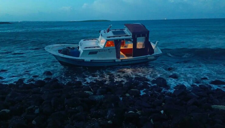 Bozcaada açıklarında tekne karaya oturdu: 2 kişi kurtarıldı!