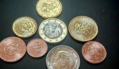 Bulgaristan’da ilk yerel euro örneklerini almak için kuyruk oldular