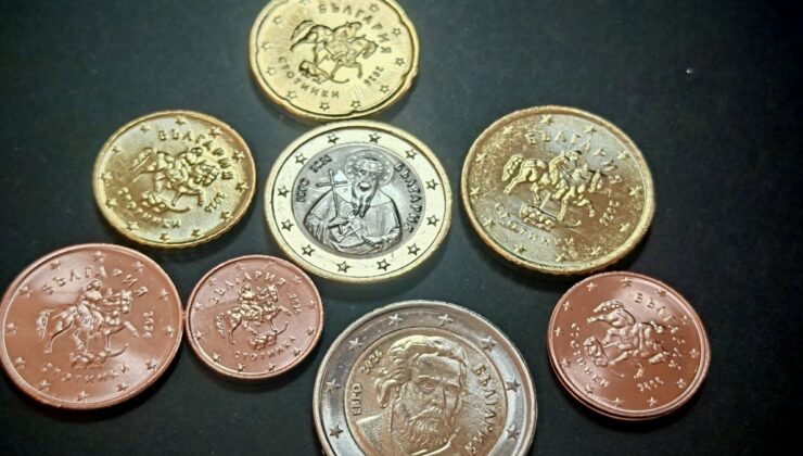 Bulgaristan’da ilk yerel euro örneklerini almak için kuyruk oldular