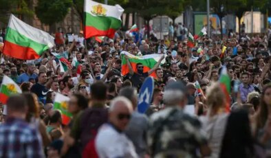 Bulgaristan’da protestoların perde arkası… Hükümet neden istifa etti?