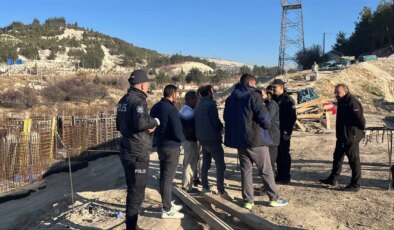 Burdur’daki TOKİ inşaatında maaşlarını alamayan işçiler vinç üzerine çıkarak eylem yaptı