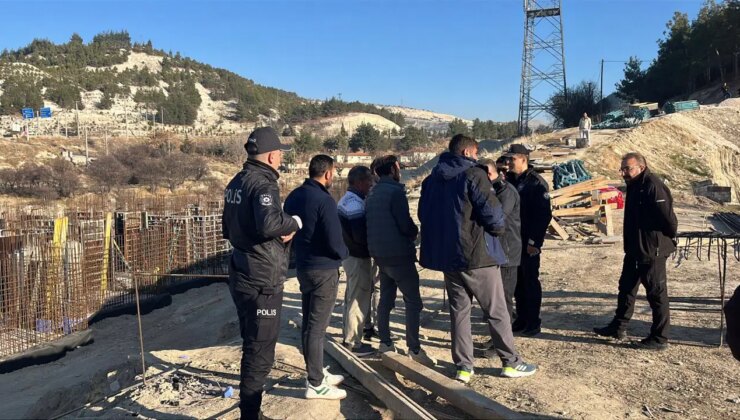 Burdur’daki TOKİ inşaatında maaşlarını alamayan işçiler vinç üzerine çıkarak eylem yaptı