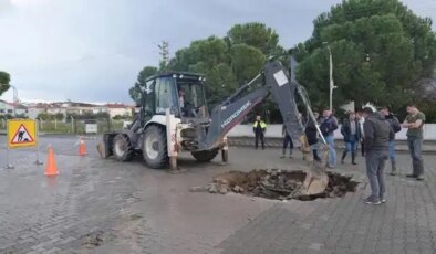 Burhaniye’de sağanak yağış: Kanalizasyon hattında çökme meydana geldi