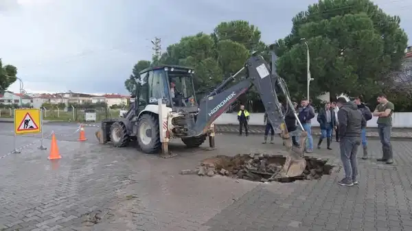 Burhaniye’de sağanak yağış: Kanalizasyon hattında çökme meydana geldi