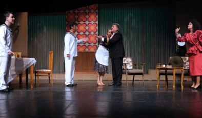 Bursa Devlet Tiyatrosu ‘Süt Kardeşler’ oyununun prömiyerini yaptı