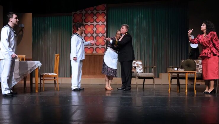 Bursa Devlet Tiyatrosu ‘Süt Kardeşler’ oyununun prömiyerini yaptı